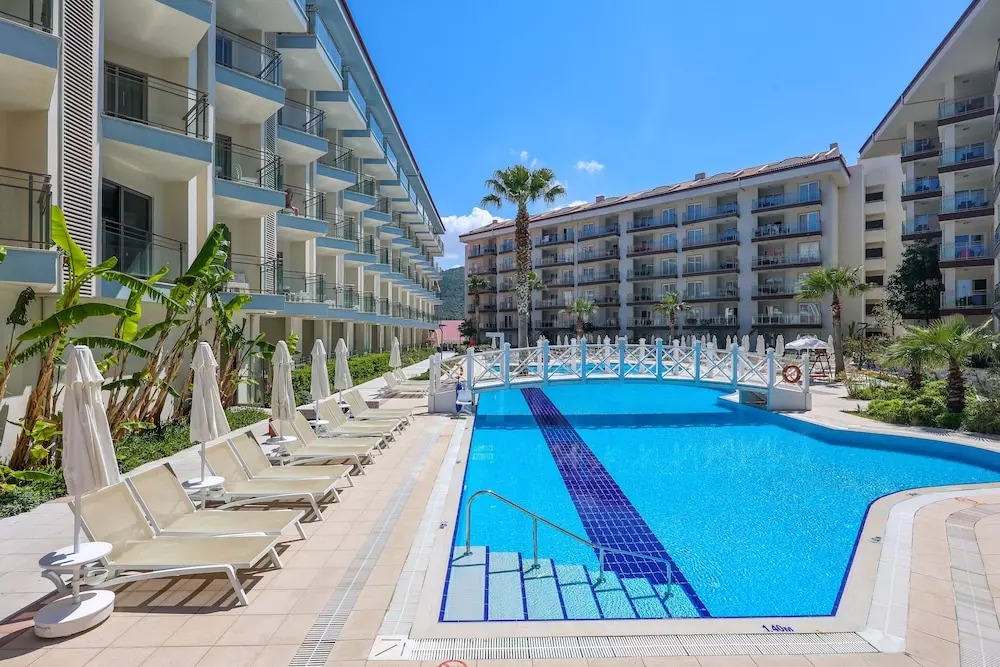 هتل رامادا هتل اند سوئیتس کوش آداسی